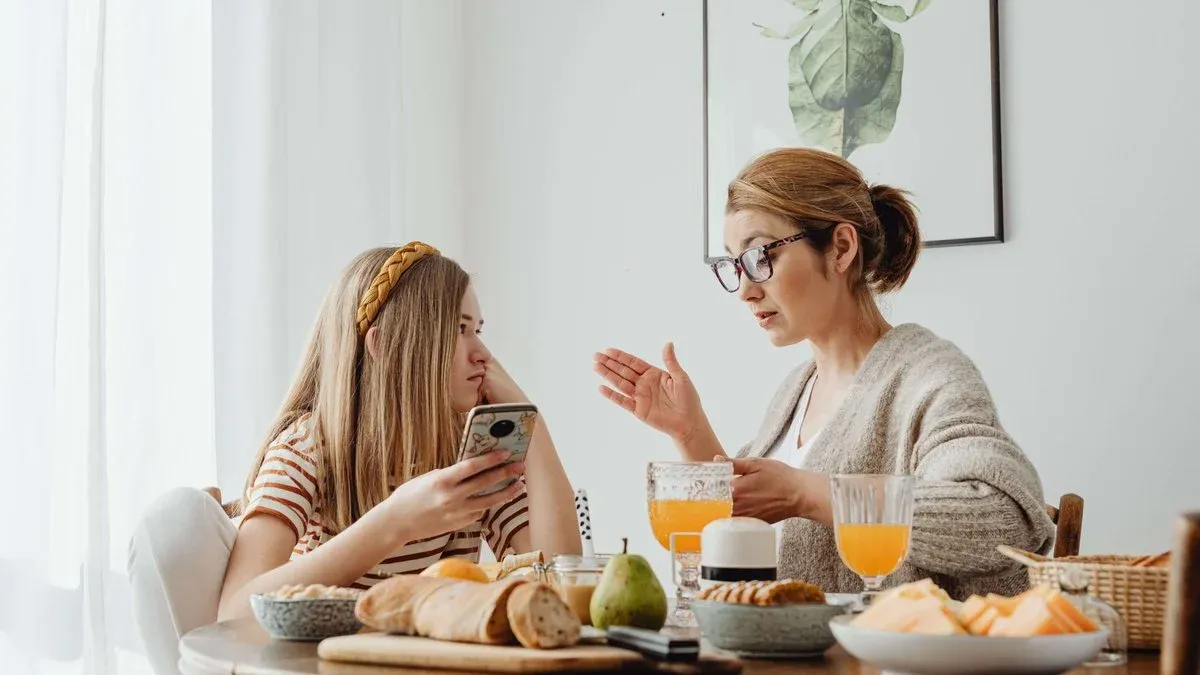 简一成长视点 | 网络欺凌：一种严重且危险的伤害，以及如何支持你的青少年