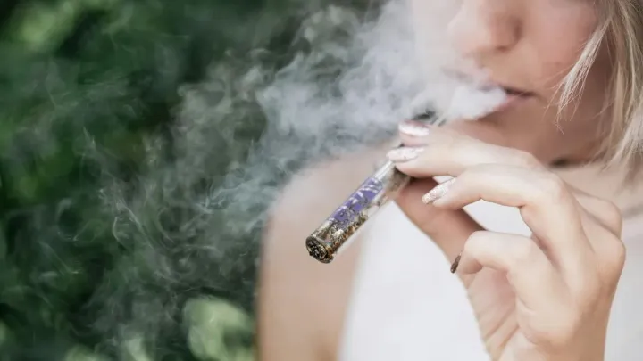 简一成长视点 | 大麻的危害：从成瘾到精神健康，我们该知道什么？